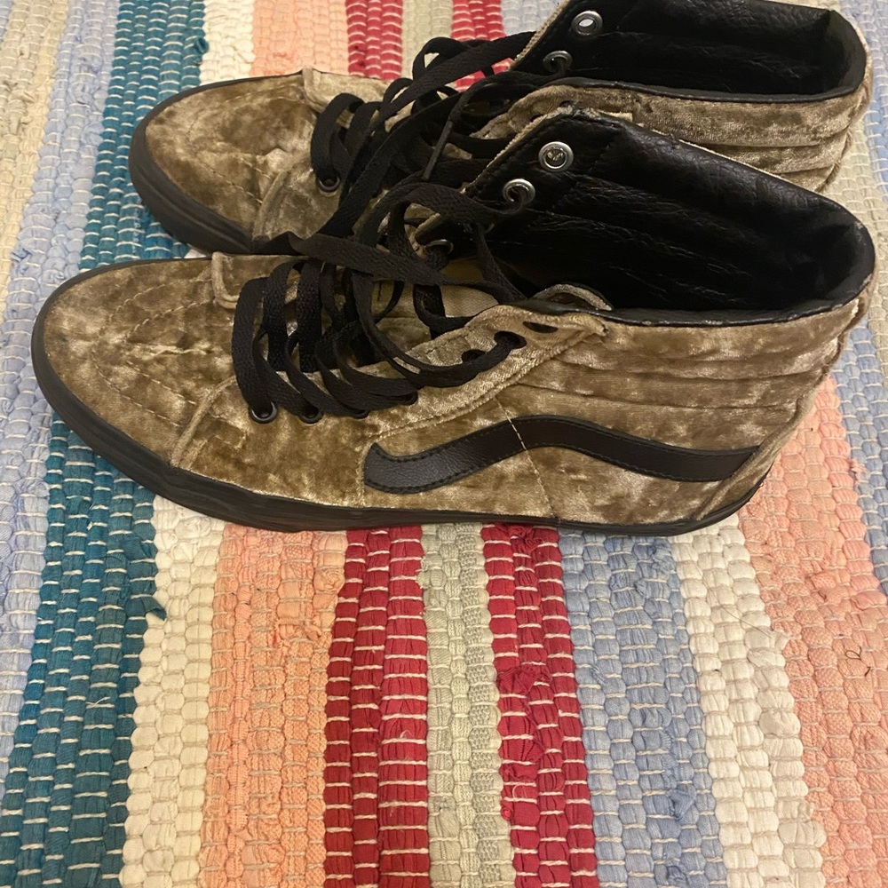 VANS Authentic Canvas Skate Shoes
Men Size 7